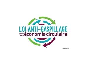 La loi AGEC (relative à la lutte contre le gaspillage et pour une économie circulaire) publiait le 29 novembre dernier le décret n°2020-1455 concernant la responsabilité élargie des producteurs (REP). La loi AGEC a pour ambition de mieux produire, mieux consommer, mieux informer et mieux recycler. De fait, elle intègre un volet important concernant la REP avec une refonte ambitieuse de sa gouvernance, de ses missions et donc de ses objectifs. La feuille de route d’Ecologic s’articule autour de six enjeux clefs : 
Capter le gisement disponible et augmenter la collecte
La première des missions d’Ecologic en tant qu’éco-organisme est de capter le gisement de DEEE existant sur le territoire français. Pour y répondre, Ecologic poursuit deux axes stratégiques :

identifier le gisement disponible
le capter en facilitant le geste de tri et en proposant des solutions de proximité.

Pour ce faire, Ecologic éprouve ses solutions en fondant notamment son jugement sur des recherches en psychologie comportementale. L’objectif visé est une progression de 7 % sur 2021, en s’appuyant sur de nouvelles initiatives telles que des bornes de collecte dédiées en centre-ville ou bien le dispositif WE(ee)TRI déployé dans les entreprises qui permet d'offrir un service de proximité aux salariés, tout en les sensibilisant au geste de tri.
Améliorer la performance du traitement et de la réutilisation
Deuxième mission fondamentale : assurer et améliorer la performance de traitement des DEEE afin de limiter leurs impacts environnementaux. Cela passe par l’allongement de la durée de vie (réutilisation), la sécurisation des fractions et matières polluantes, ainsi que par la valorisation des matières premières. Pour y parvenir, il est nécessaire d'assurer le contrôle des activités existantes et , bien sûr, la recherche de nouvelles solutions techniques comme pour le verre au plomb, les plastiques ou encore les métaux stratégiques.
Accélérer la prévention
Les missions de prévention se renforcent : informer, réparer, réemployer, réutiliser. Encore, un fois, il s’agit d’optimiser l’usage et la durée de vie des produits. Pour ce faire, Ecologic axe ses efforts sur l’éco-conception (incorporation des matières recyclées, mise en place des éco-modulations, information des producteurs), sur le réemploi et la réparation. Cela se traduit sur le terrain, par le renforcement des actions menées avec le Réseau National des Ressourceries comme précisé dans la convention signée avec Ecologic, qui fête cette année son 6ème anniversaire. De même, cela se concrétise par le travail de mise en place des fonds de réemploi et réparation pour le 1er janvier 2021 et, bien sûr, par l’amélioration continue du site e-reparation.eco, lancé par Ecologic en septembre 2020.
Mettre en œuvre les mécanismes de la loi AGEC
La loi AGEC fixe des mesures relatives aux contrôles et à l’efficacité des REP : autocontrôle, redevance ADEME, transfert des contributions non-utilisées, … S’agissant plus particulièrement des règles de gouvernance, Ecologic a mis en place un comité des parties prenantes représentatif qui se réunira pour la première fois en avril 2020. Il aura la tâche de donner des avis sur un certain nombre de projets ou d’actions de l’éco-organisme (les contributions, les projets de communication, les projets de prévention…).
 
Accompagner la double transition du numérique et de l’écologie
Bien qu’éco-organisme généraliste, Ecologic possède dans son ADN une forte composante IT. Ses adhérents représentent 70 % du marché des équipements informatiques et numériques. Ce faisant, Ecologic a fait de la double transition écologique et numérique un marqueur fort de son positionnement et de son action : Ecologic contribue au travaux gouvernementaux et parlementaires sur le sujet et, bien sûr, développe des programmes ambitieux de collecte de produits IT (à vocation solidaire), ainsi que des programmes de R&D sur l’amont (comportement des détenteurs) et sur l’aval (récupération des métaux stratégiques).
 Garantir l’avenir de notre filière et sa conformité
Ecologic maintient un niveau de provisions pour charges futures de manière à garantir la stabilité financière de l’éco-organisme en visant un niveau de trésorerie moyen supérieur à 75% de ses contributions. Par ailleurs, Ecologic met en place le fond de garantie des collectivités locales (à hauteur de 5,6 millions d’euros) conformément aux exigences réglementaires.
Plus généralement, pour satisfaire ses objectifs et remplir ses missions sur cette période d’agrément transitoire, Ecologic s’appuie sur une équipe renforcée de collaborateurs compétents. Au cours de l’année 2020 et début 2021, 6 nouveaux collaborateurs ont rejoint notre éco-organisme, le dimensionnant au mieux pour répondre aux défis qui attendent la REP DEEE dans les années à venir.
 Ci-jointe, retrouvez la circulaire présentant le décret n°2020-1455 du 27 novembre 2020, dans le détail. 